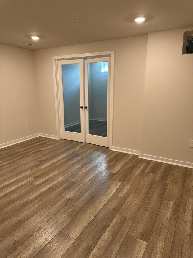 Building Photo - THREE BEDROOM/ END OF ROW TOWNHOME in Sout...