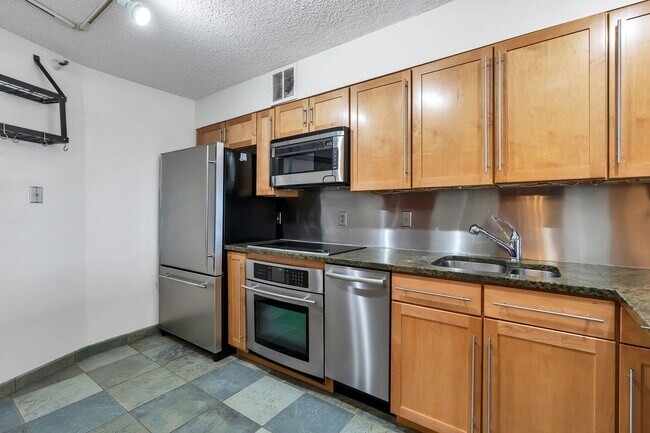 Building Photo - Luxurious 1 Bed 1 Bath Condo In Vibrant Belvedere