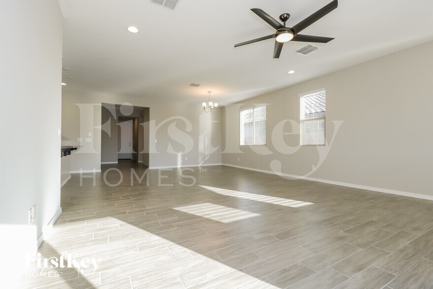 Building Photo - 8411 S 164th Dr