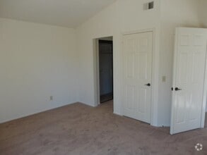 Building Photo - Charming 2-Bedroom Condo in the Heart of C...