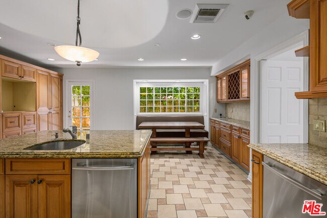 Building Photo - 8760 White Oak Ave