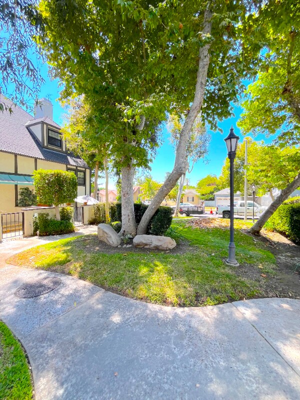 Building Photo - 111 E Rosewood Ct