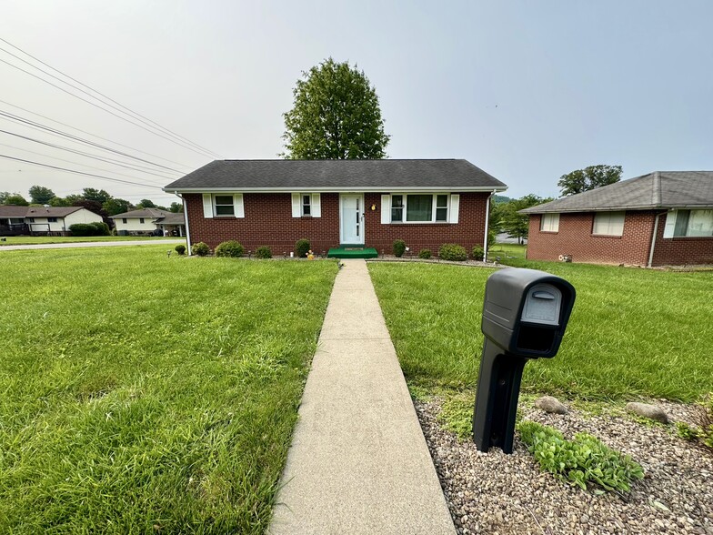 Front yard - 33 Millbrook Rd