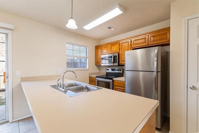 Building Photo - 410 SE J St