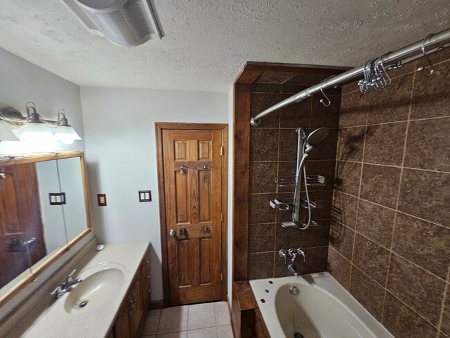 Building Photo - 621 William St