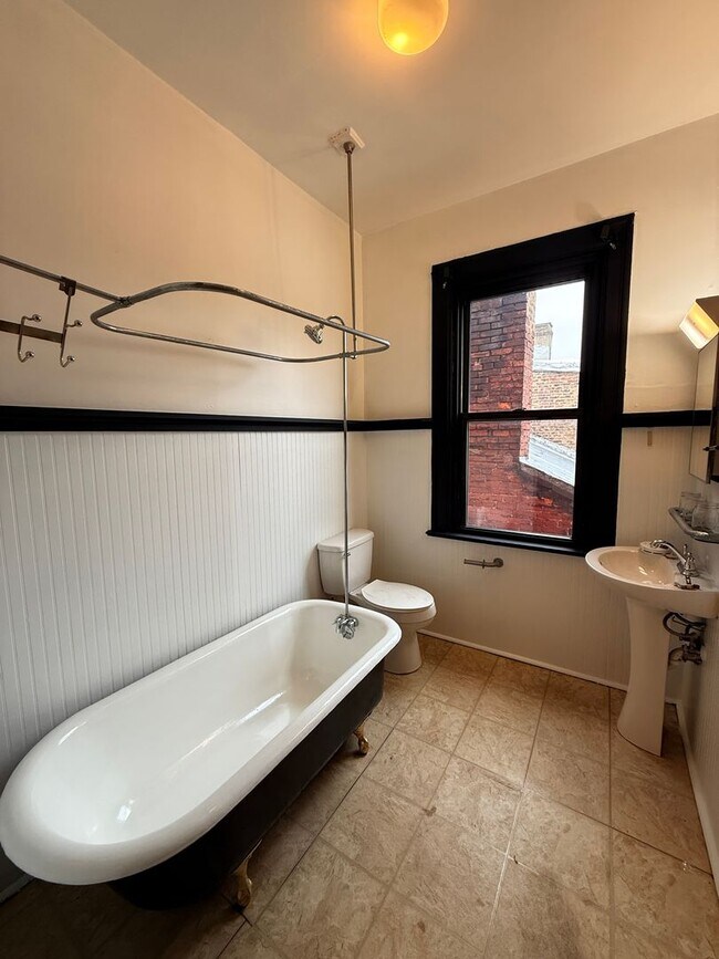 Building Photo - 1309 E Carson St