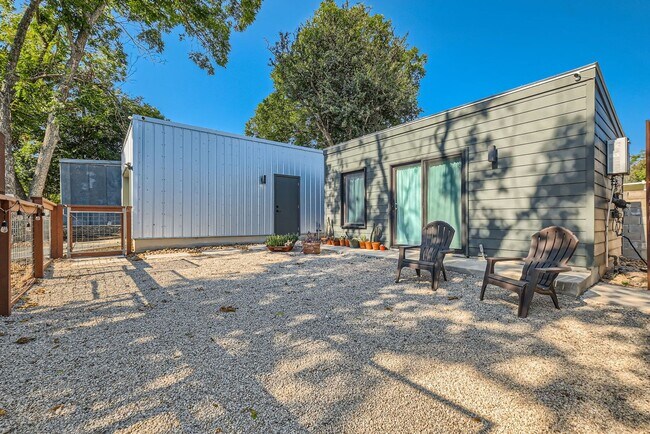 Building Photo - Home with Guest Suite