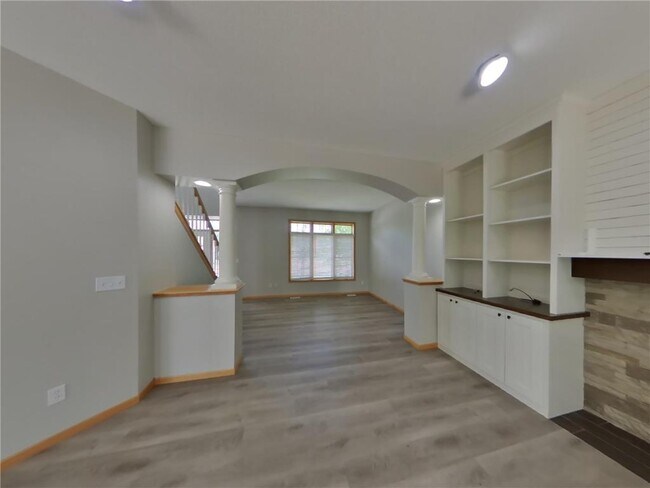 Building Photo - 516 Lincoln Dr NE