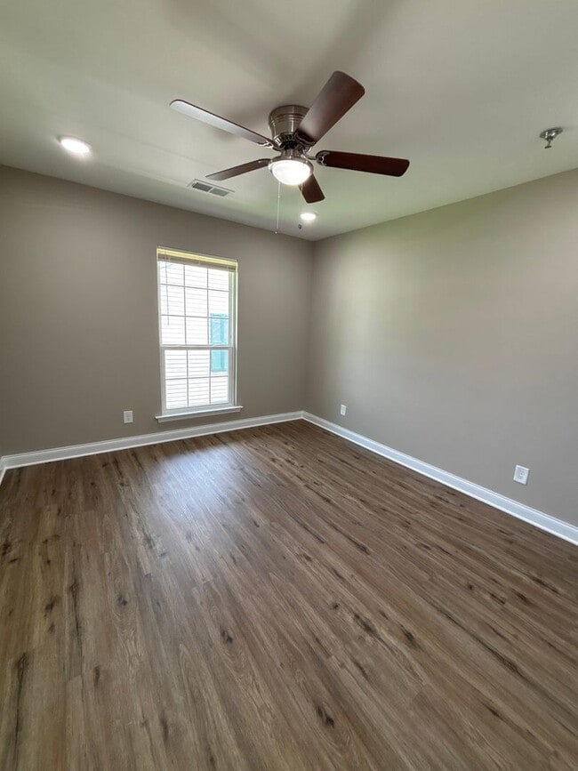 Building Photo - Move in Special 1/2 OFF 1 month's rent!