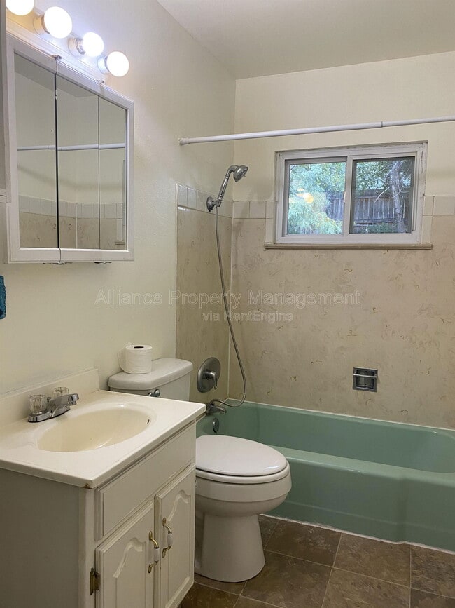 Building Photo - 1509 Evergreen Dr