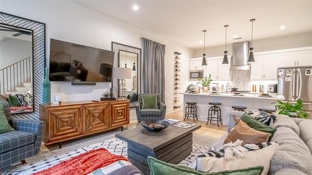 Building Photo - 694 W Main St