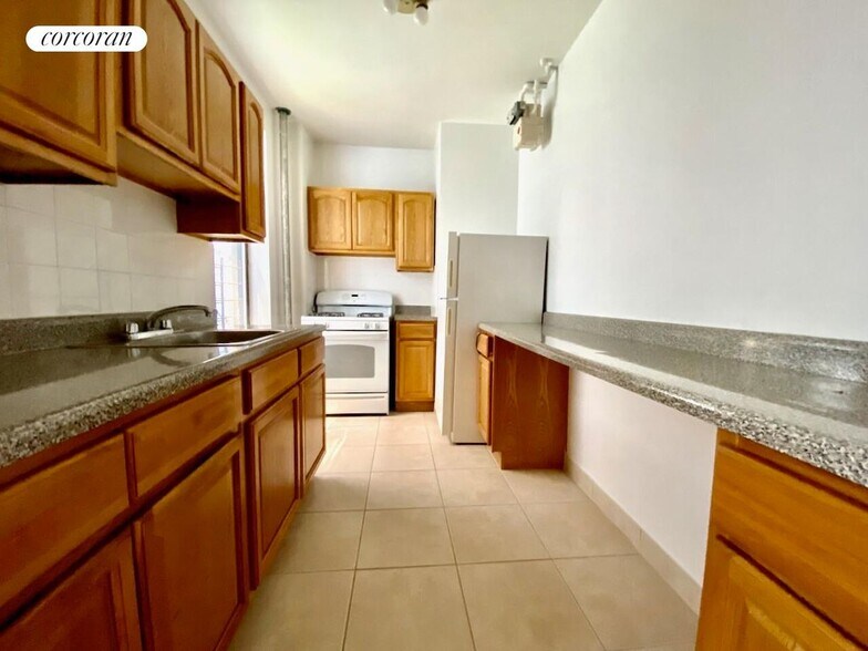 Building Photo - 585 Isham St