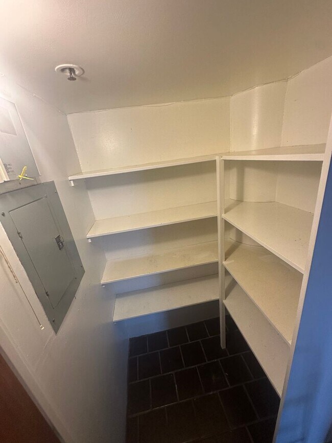 Building Photo - **PET FREINDLY** 2 BD / 1 BA Unit in Honolulu!