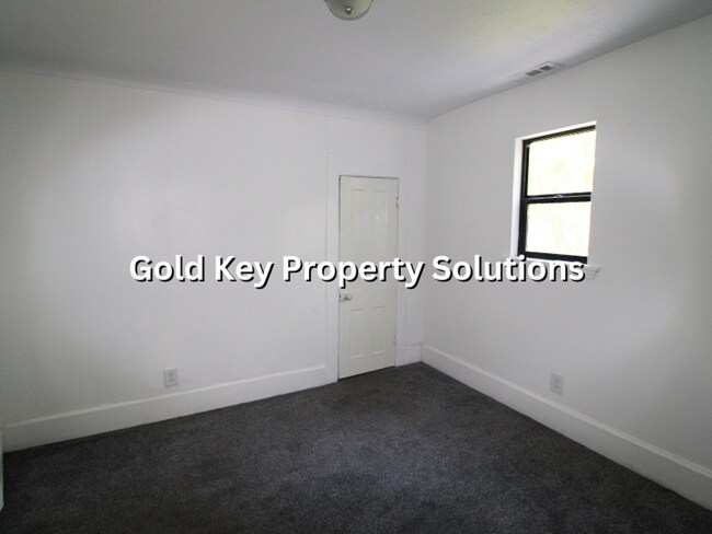 Building Photo - Nicely renovated 3 BR 1 BA House with Central Air (SECTION 8 APPROVED)