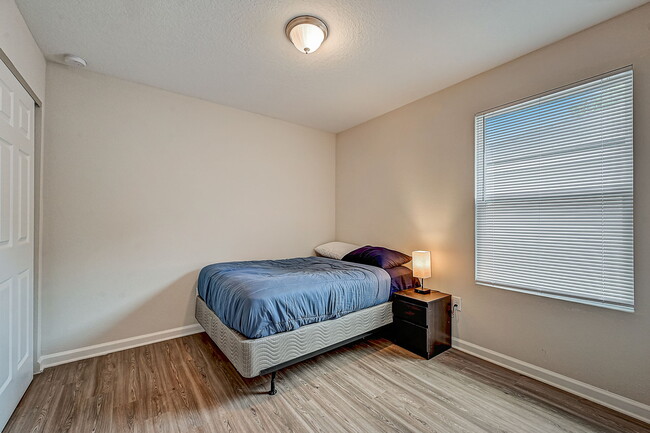 ROOM 4 - 9081 India Ave