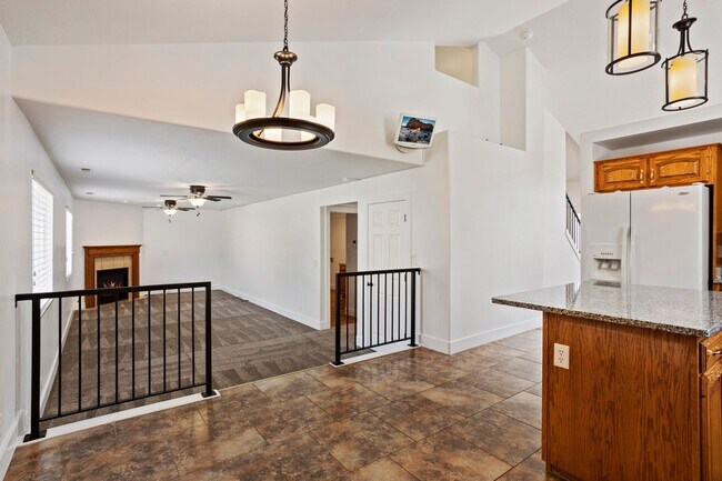 Building Photo - Spacious 4 Bedroom 3 Bathroom Layton Home