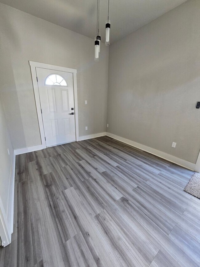 Building Photo - 3 Bed 2 Bath Apartment