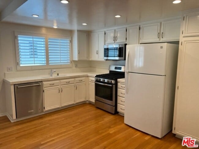 Building Photo - 1656 Palisades Dr