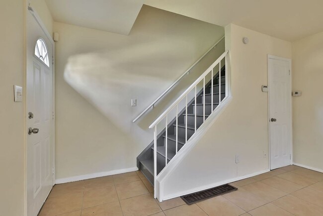 Building Photo - Newly Renovated Duplex