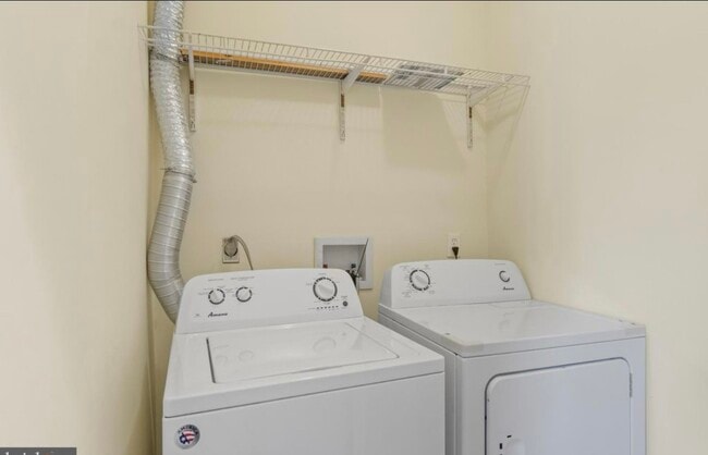 Building Photo - 128 W Fort Ave