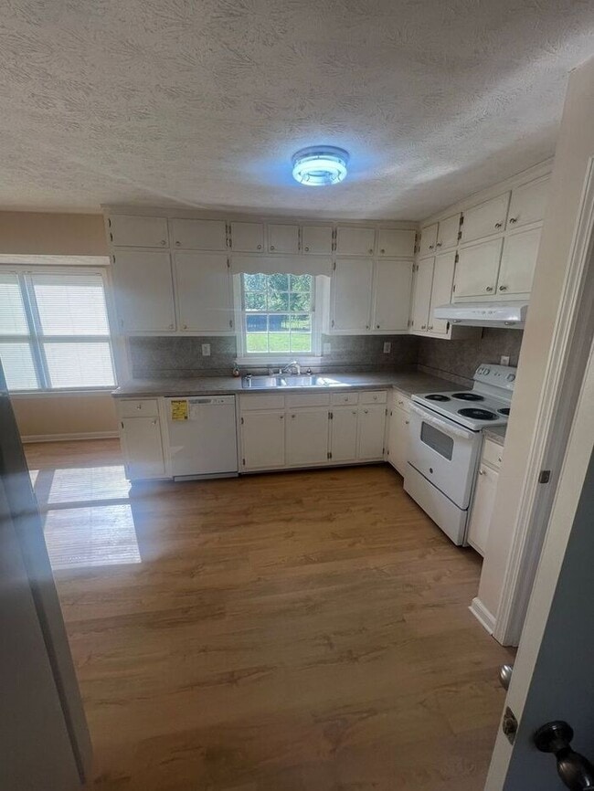 Building Photo - Charming 3 Bedroom, 2 Bath Split-Level Ran...