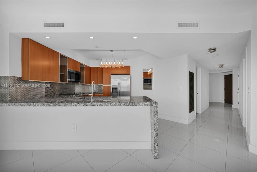 Building Photo - 10 Venetian Way