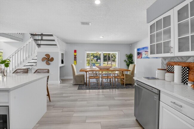 Building Photo - 6701 Hillside Ln