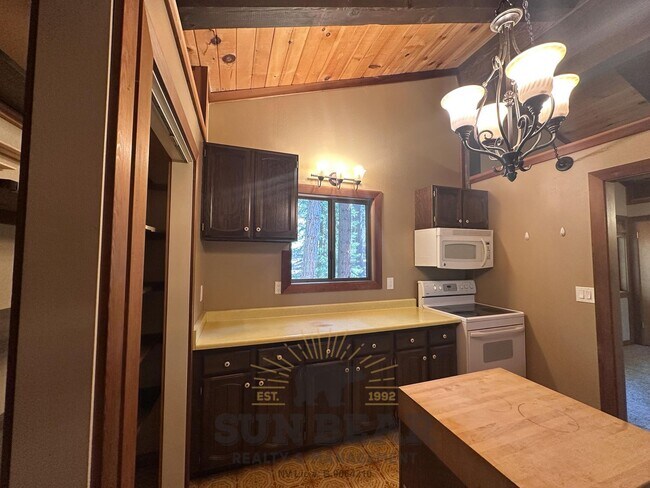 Building Photo - Spacious 3 Bed, 3.5 Bath Home with Forest ...