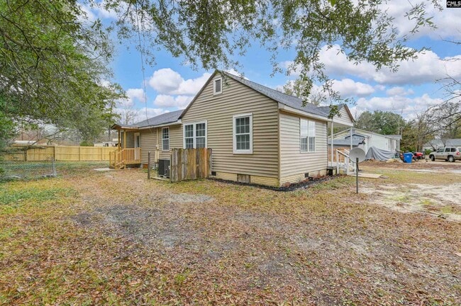 Building Photo - 706 Westside Dr