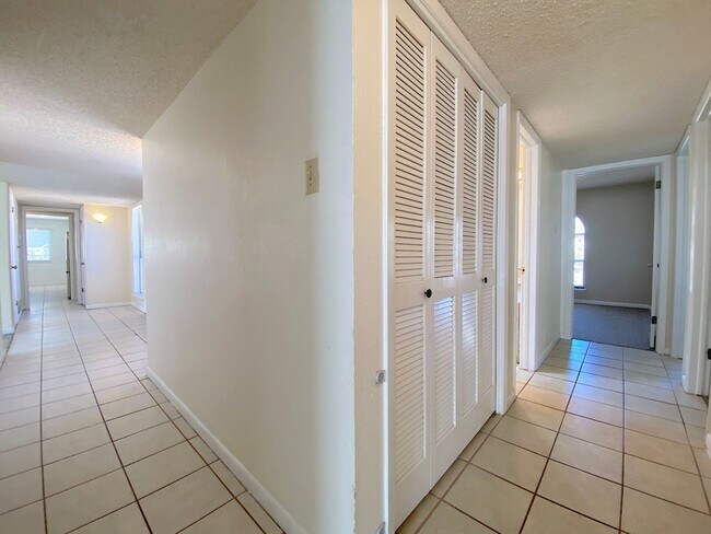 Building Photo - West El Paso 4 bed refrig A/C Home!