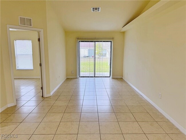 Building Photo - 103 SE 13th St