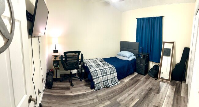 Building Photo - 672 SW Aster Rd