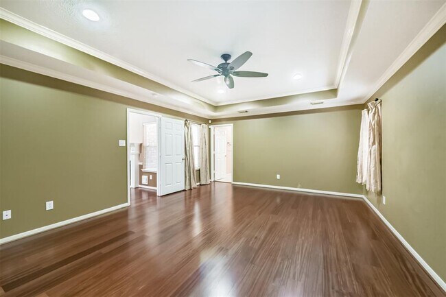 Building Photo - 2427 Shelby Park Dr