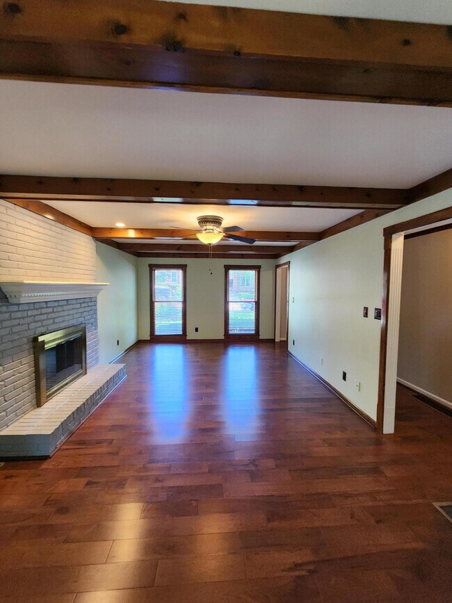 Building Photo - 841 Edgewood Dr
