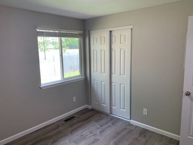 Building Photo - Gro01 - Campbell Dr Se