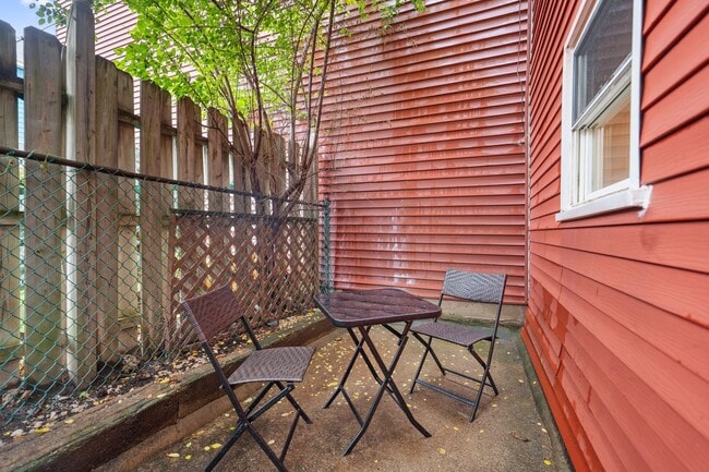 Building Photo - Tastefully updated  2-Bed, 1-Bath Gem in Troy Hill!