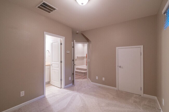 Building Photo - Gorgeous Townhome in the Heart of Fort Mil...