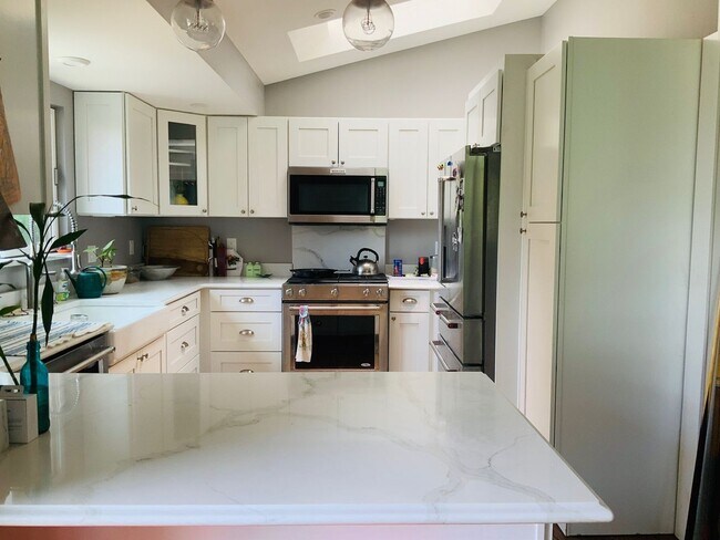 Building Photo - Executive Rental Fully Furnished PERFECT GETAWAY, MOUNTAIN RETREAT WITHIN TOWN!!