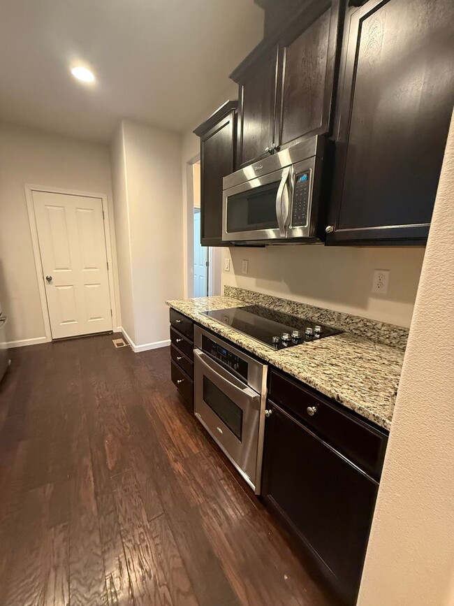 Building Photo - Beautiful Contemporary Home in Hillsboro