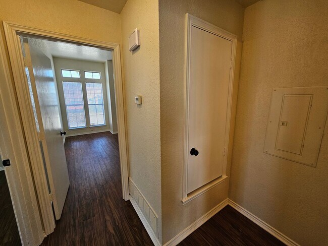 Building Photo - 3125 Tudor Ln