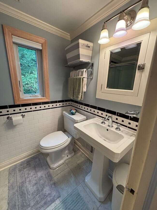 Building Photo - Beautiful 4 Bedroom Home In Mt. Lebanon!