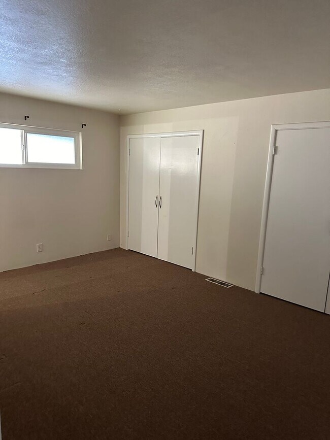 Building Photo - Desirable 2 Bedroom