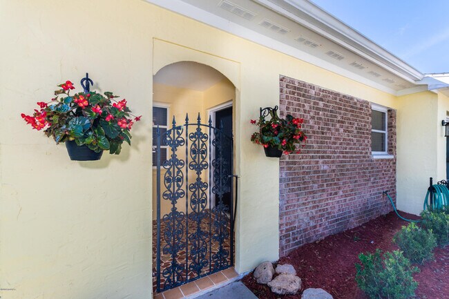 Building Photo - 136 Valencia Dr