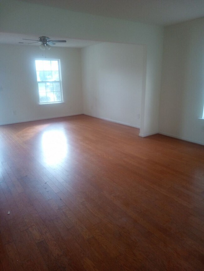 Building Photo - 4 Bedrooms 3.5 Bathrooms FOR RENT