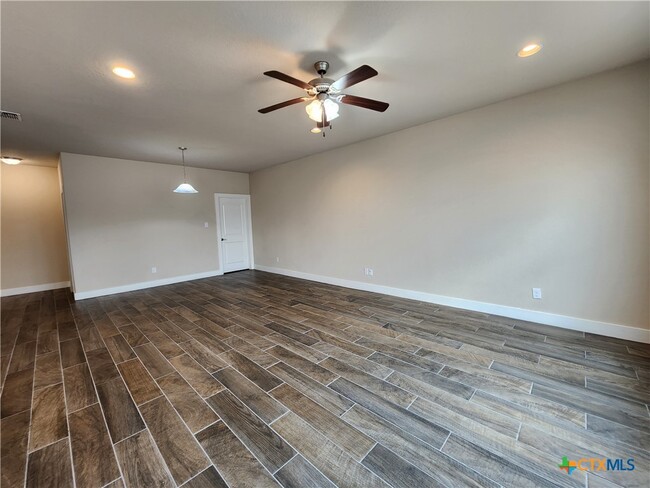 Building Photo - 923 Langesmill Branch
