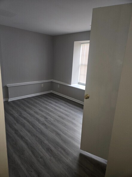 Building Photo - Room in Apartment on Arlyn Cir