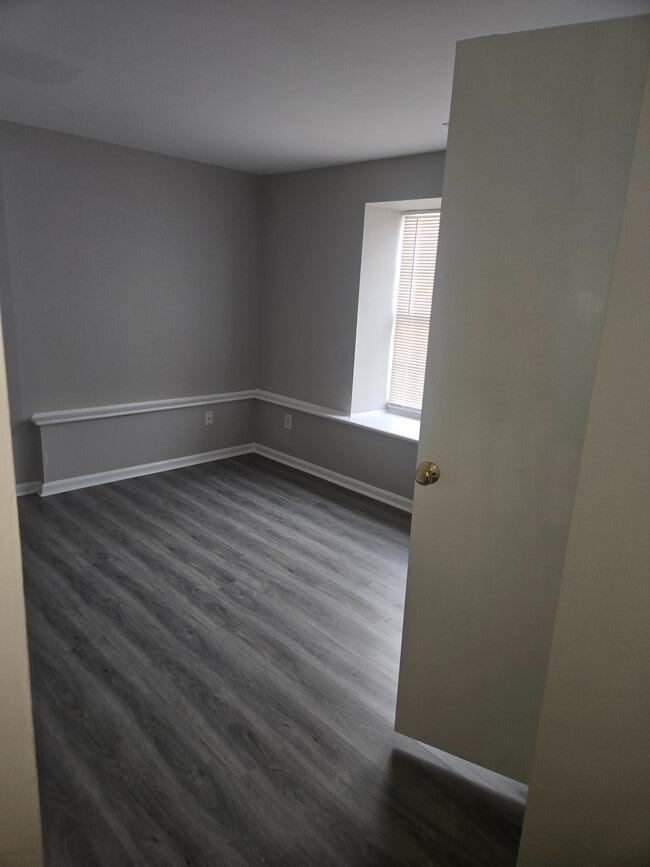 Building Photo - Room in Apartment on Arlyn Cir