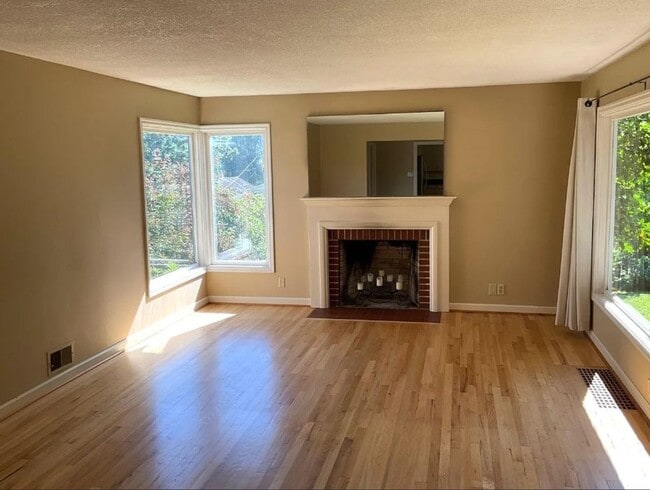 Building Photo - Charming Maplewood SFH with garden beds, fruit trees and finished basement