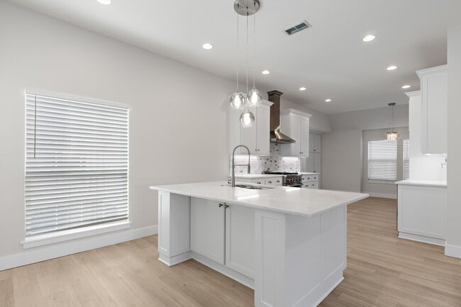 Building Photo - 1735 Woodridge Dr