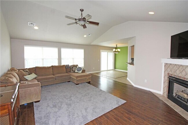 Building Photo - 3803 SW Surrey Ave